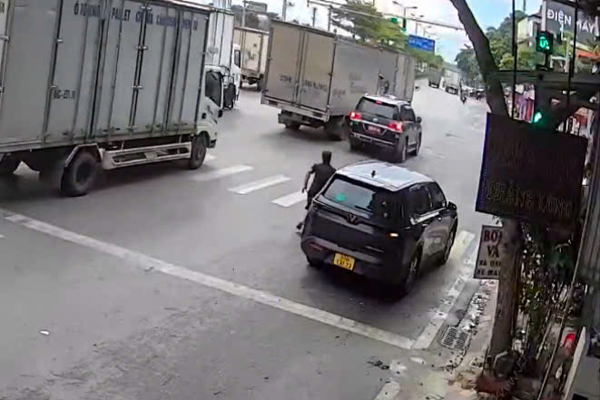 cap-cuu-csgt-17867130094211424064663 Video người cha cầu cứu CSGT giúp đưa con trai đi cấp cứu - Ảnh 1.