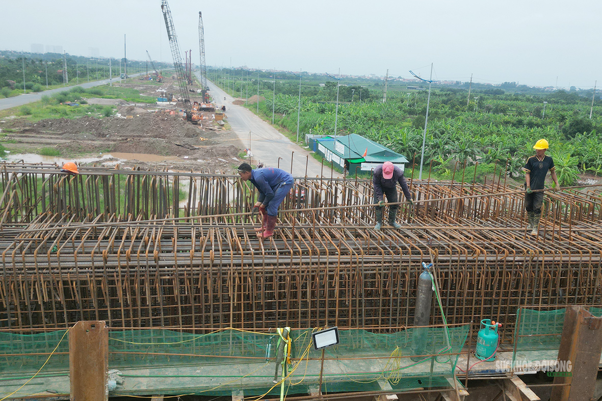 Cầu Hồng Hà bắc qua sông Hồng sau gần một năm thi công- Ảnh 5.