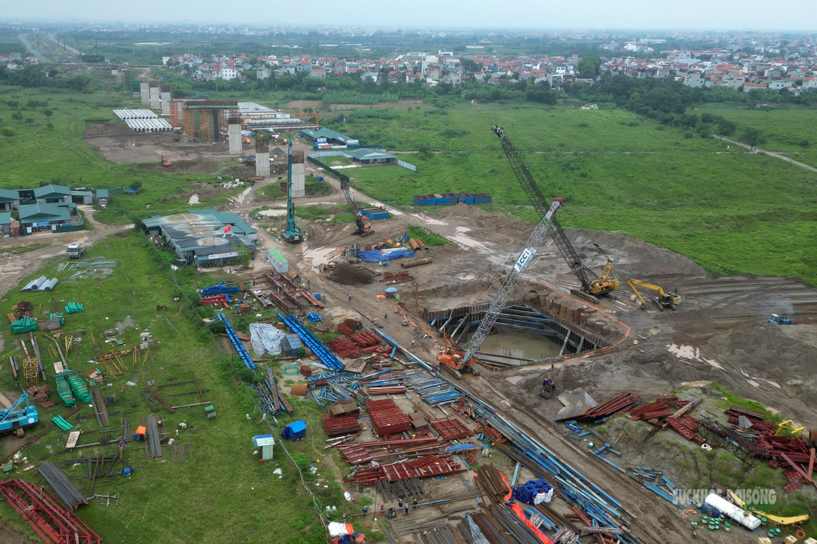 Cầu Hồng Hà bắc qua sông Hồng sau gần một năm thi công- Ảnh 7.