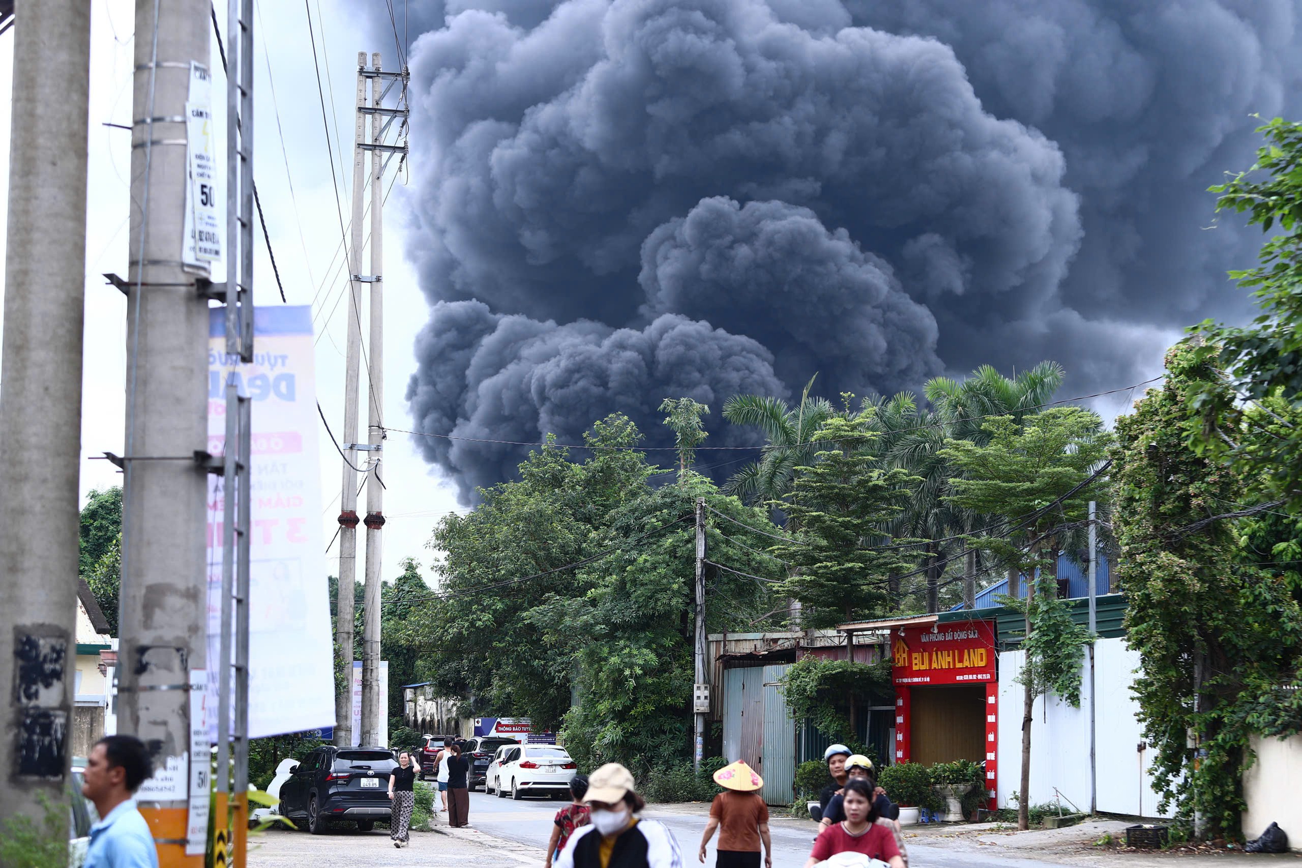 Hỏa hoạn xưởng nhựa tại Chương Mỹ - Ảnh 3.