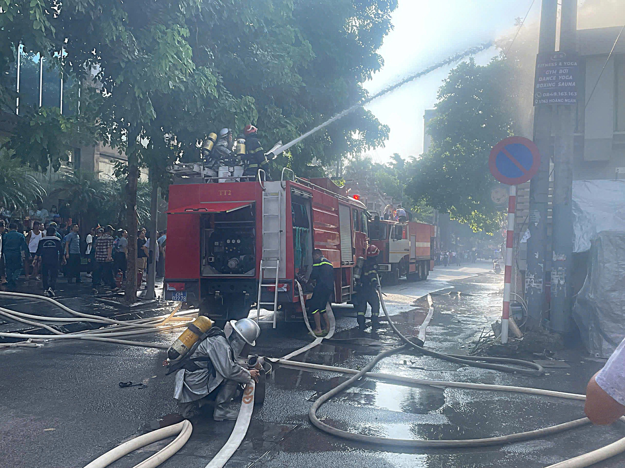 Hà Nội: Ngọn Lửa Bùng Phát Tại Nhà Hàng 3 Tầng Trên Phố Hoàng Ngân