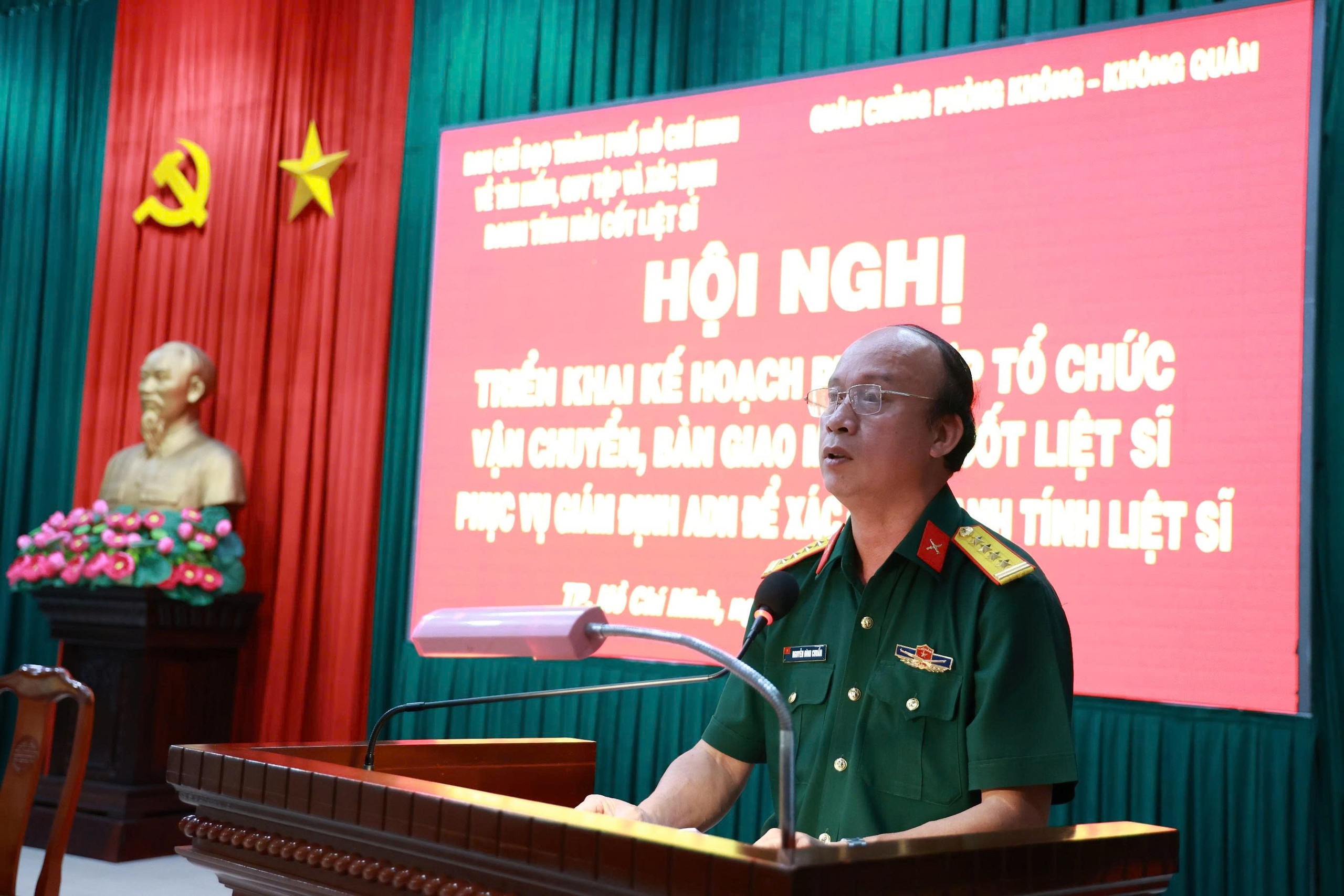 Chuyển hơn 7.000 mẫu hài cốt liệt sĩ từ TPHCM ra Hà Nội giám định ADN- Ảnh 1.
