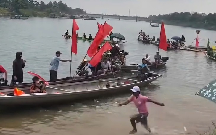 Hỗn Loạn Trong Lễ Hội Đua Thuyền: Những Điều Cần Biết