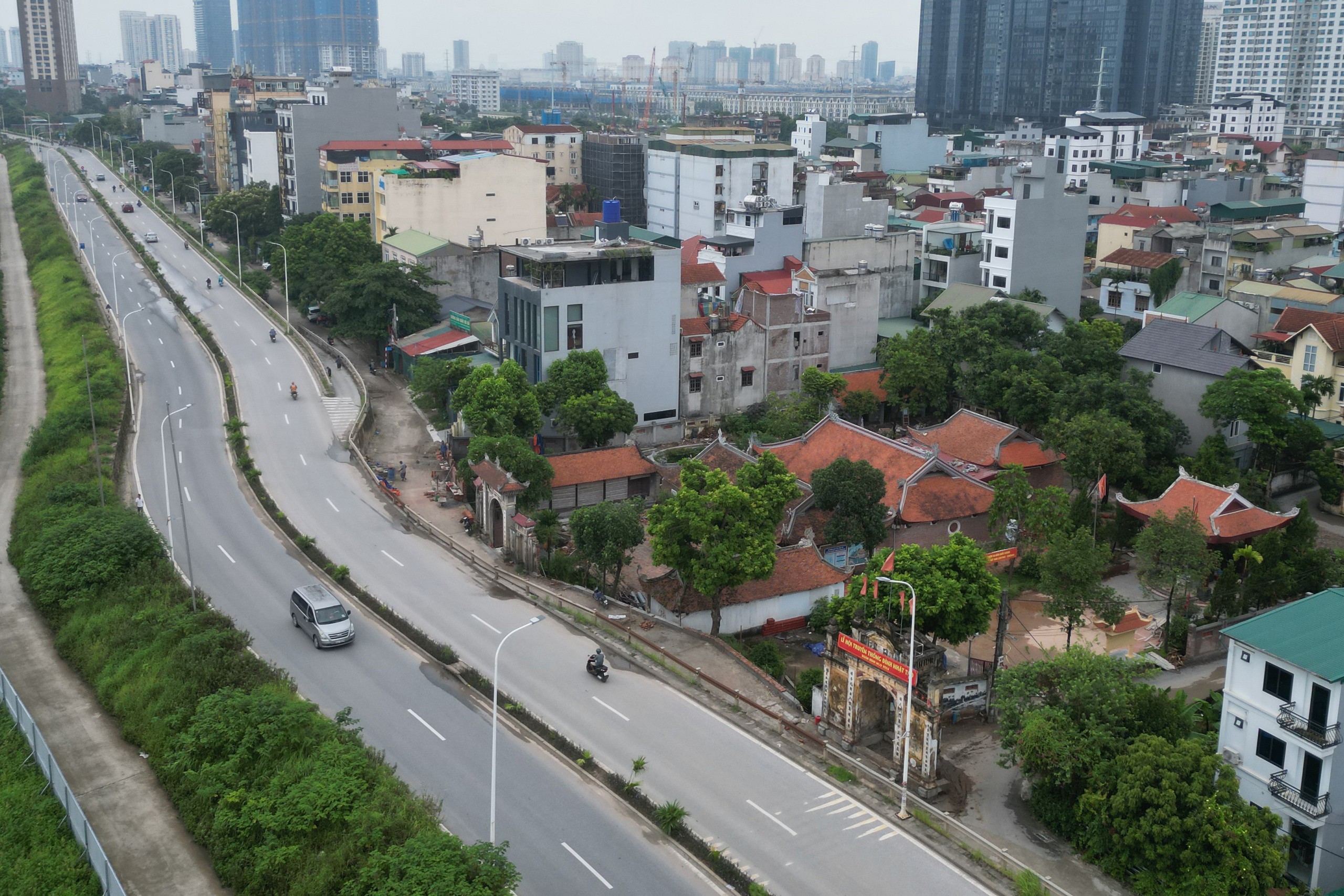 cong-lang-tram-tuoi-duoc-nhac-bong-bang-kich-thuy-lu1-1785911034416692753580 Cổng làng trăm tuổi được 'nhấc bổng' bằng kích thủy lực- Ảnh 1.