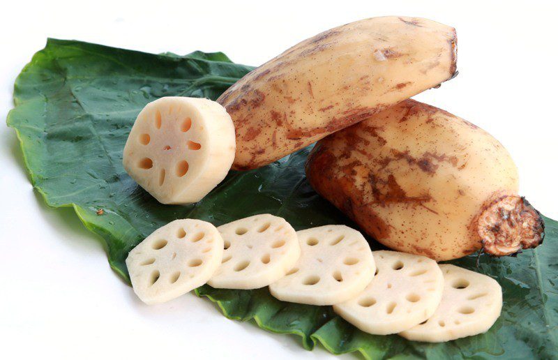 Canh củ sen, đậu phộng và xương heo - Ảnh 1.
