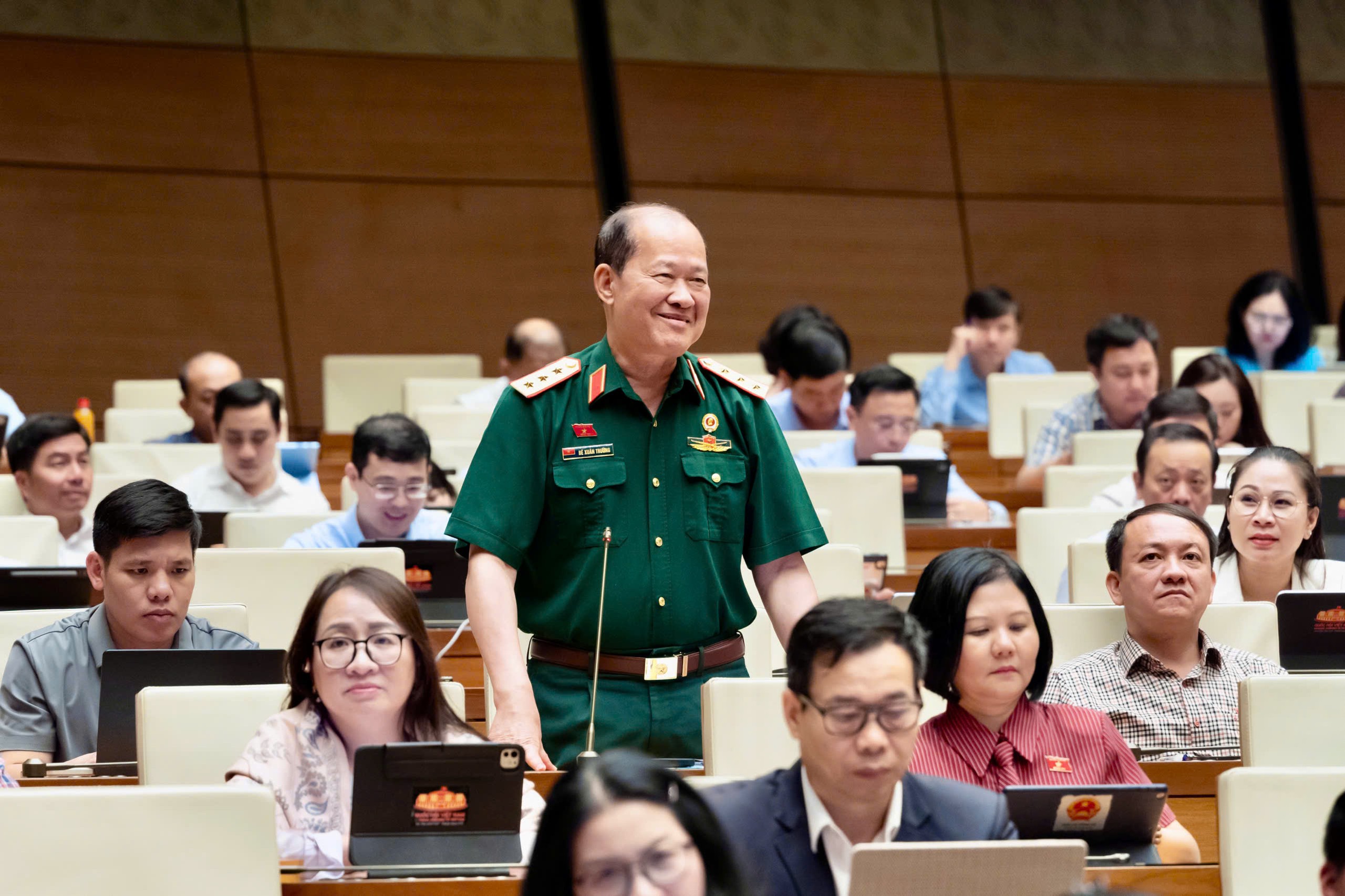 dbqh-be-xuan-truong-17861777462321862061295 ĐBQH đề nghị cân nhắc tăng tuổi nghỉ hưu đối với sĩ quan Quân đội - Ảnh 4.