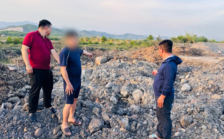 Khởi tố Phó giám đốc chỉ đạo đổ hơn 1.800.000 kg bã bê tông ra môi trường - Ảnh 2.