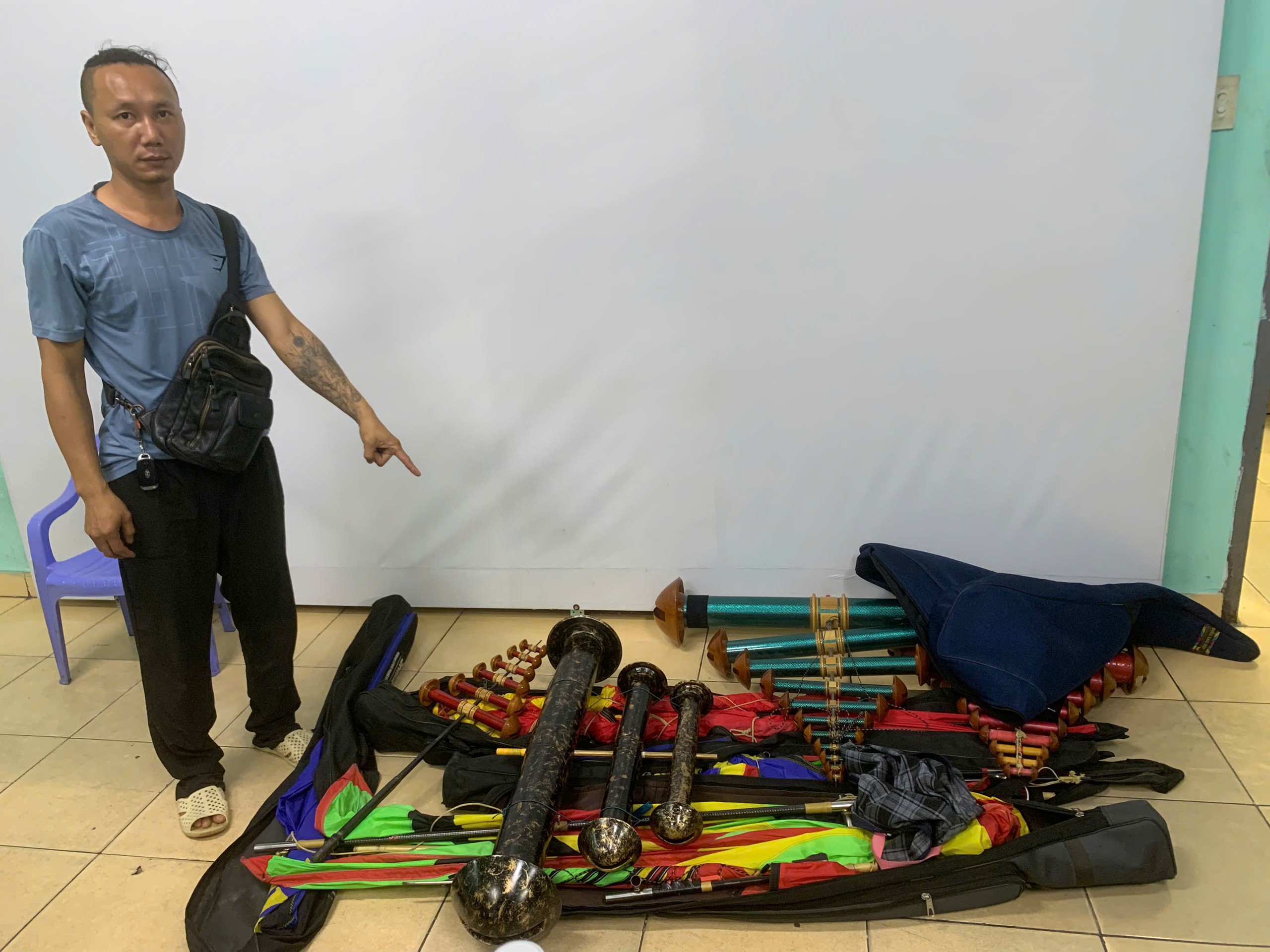 Tạm giữ 3 đối tượng thả diều gắn đèn gần sân bay Tân Sơn Nhất - Ảnh 2.