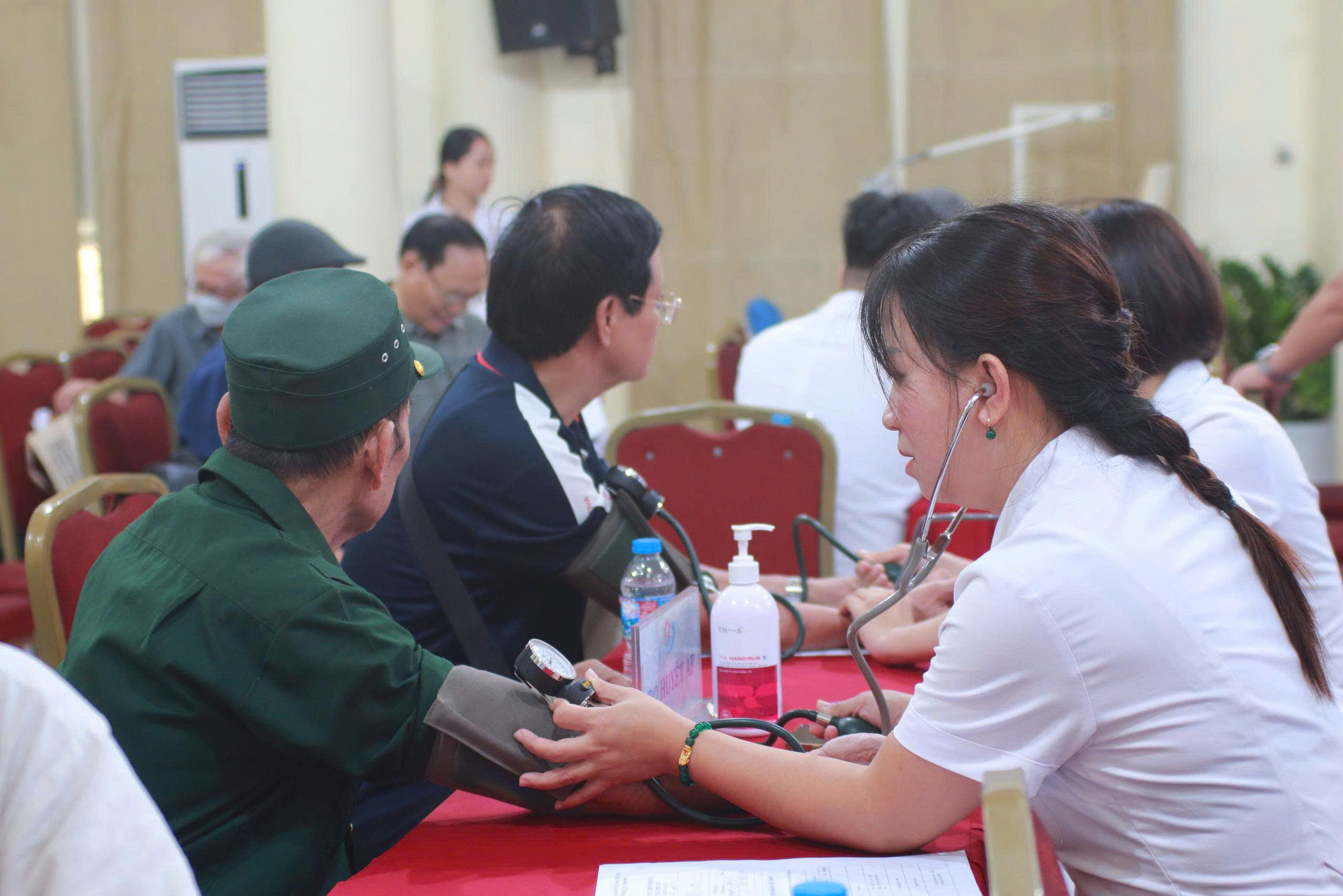 3 bệnh thường gặp ở người cao tuổi khi giao mùa - Ảnh 1.