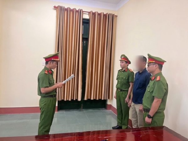 Khởi tố PGĐ chỉ đạo nhân viên đổ hơn 1.800.000 kg bã bê tông ra môi trường - Ảnh 1.