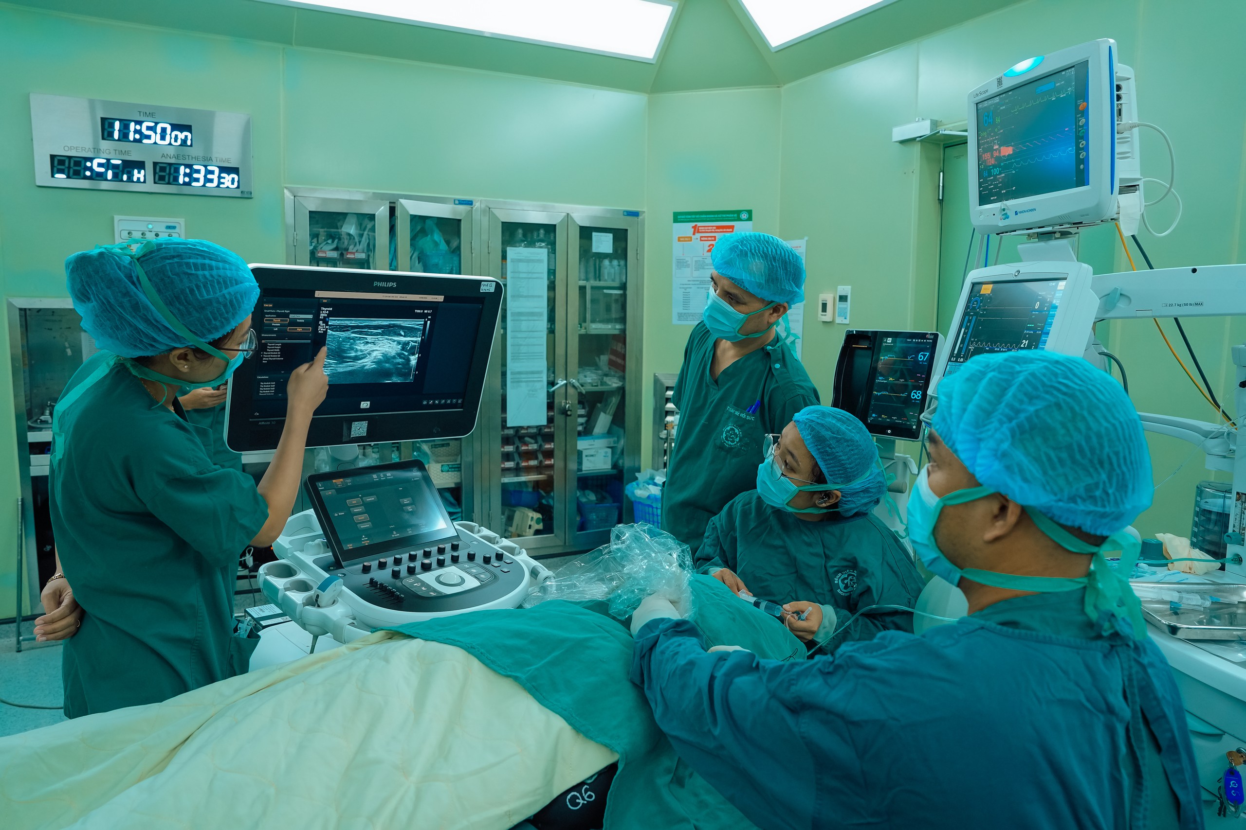 Bệnh Viện Bạch Mai Bước Sang Kỷ Nguyên Mới Với 500 Ca Phẫu Thuật Hẹp Động Mạch Cảnh - Ảnh 2.