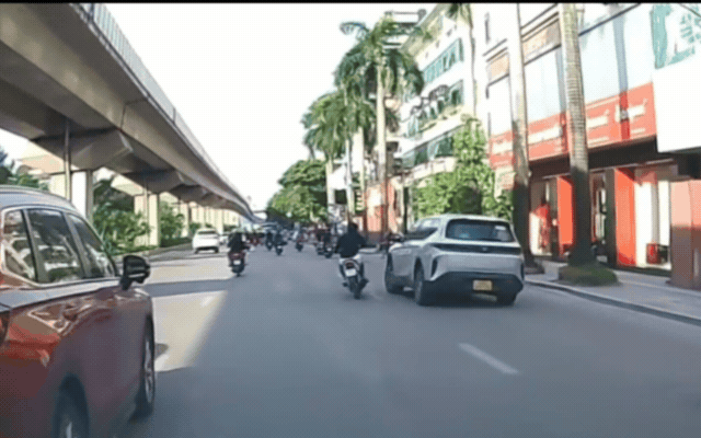 Cảnh Báo Về Những Hành Vi Gây Nguy Hiểm Trên Đường Phố Hà Nội