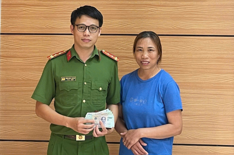 Hành Động Đẹp: Người Phụ Nữ Trả Lại Ví Vàng Tìm Được - Ảnh 1.
