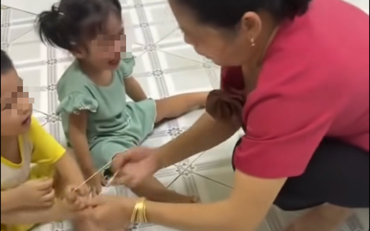 Bắt khẩn cấp bảo mẫu dùng dây thun bắn vào chân 2 trẻ- Ảnh 3.