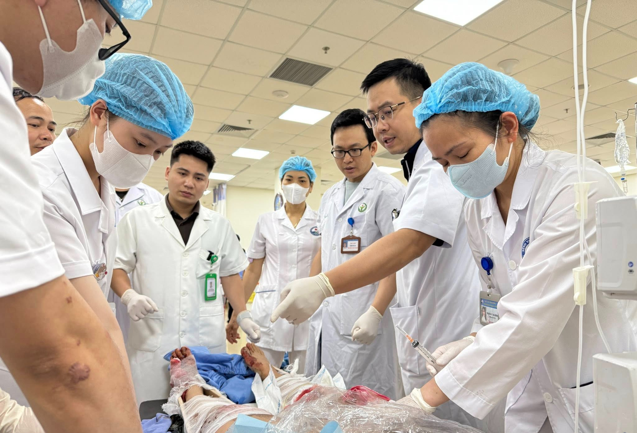 Cấp cứu cho người bệnh bị tai nạn giao thông. Ảnh: BV Hữu nghị Việt Đức