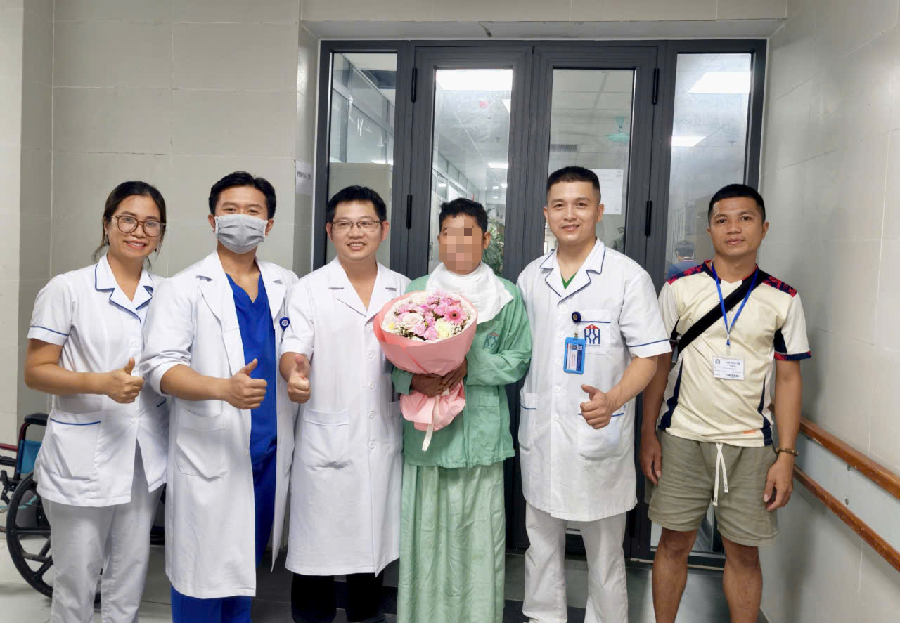 Ho ra hơn 2 lít máu rồi rơi vào suy hô hấp cấp, người bệnh ung thư được cứu sống trong gang tấc - Ảnh 1.