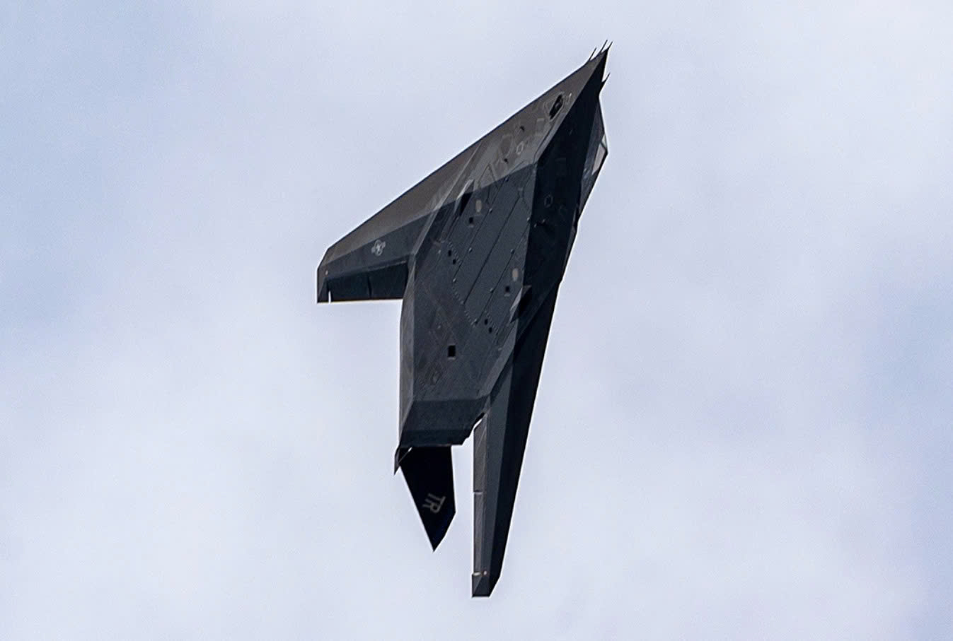 f-117-nighthawk-thuc-hien-cac-thao-tac-tren-khong-trong-qua-trinh-ha-canh-tai-can-cu-lien-hop-elmendorf-richardson-alaska-vao-thang-5-nam-2023-1785985118658950370318 F-117 Nighthawk và B-2 Spirit: Đâu là máy bay tàng hình đỉnh cao của Mỹ- Ảnh 1.