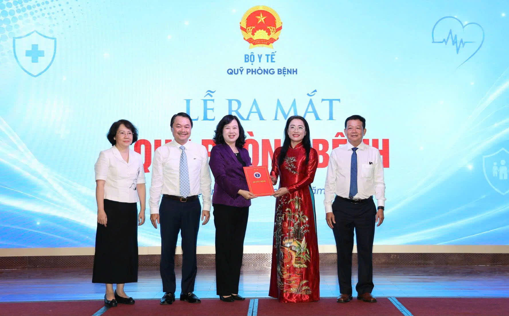Bộ trưởng Đào Hồng Lan trao quyết định thành lập Quỹ Phòng bệnh cho Ban Giám đốc Quỹ.