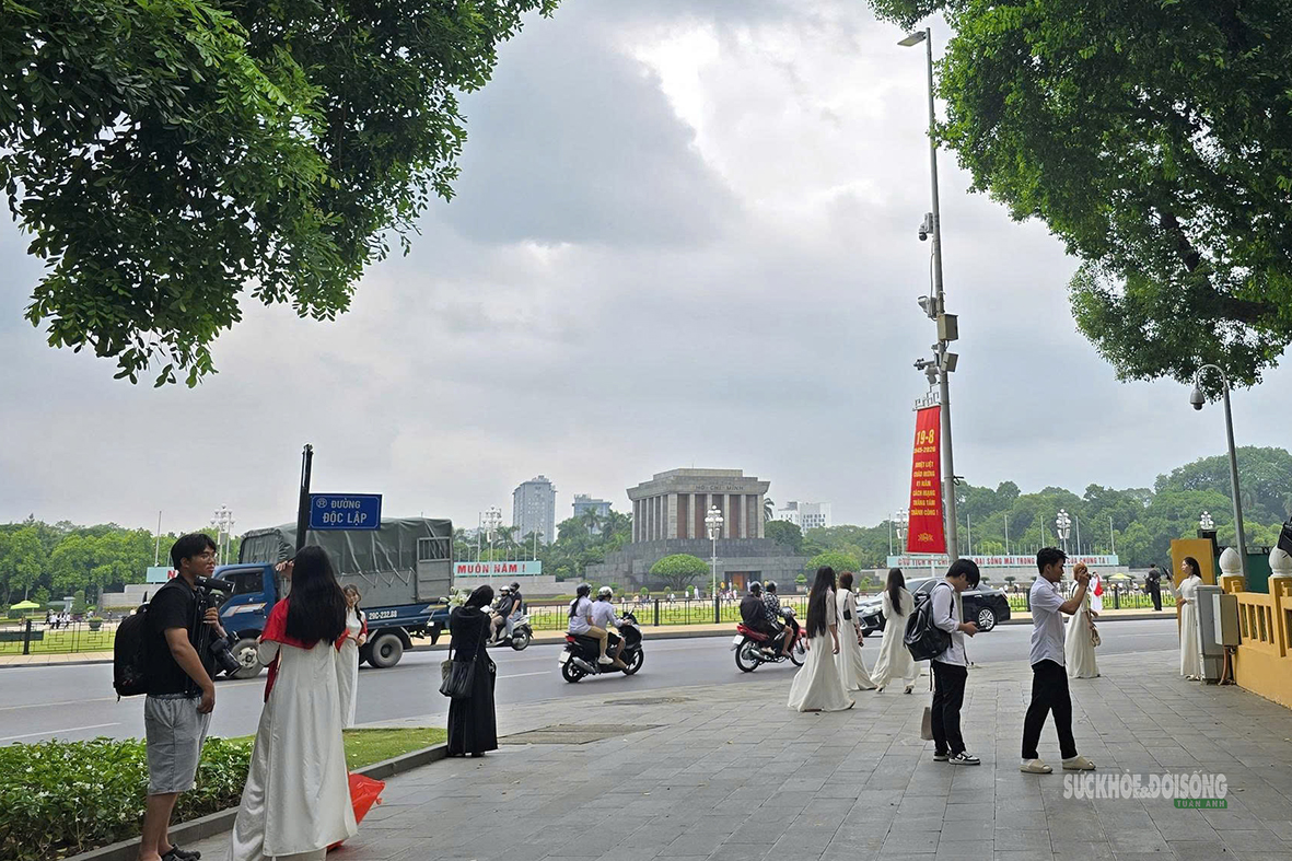 ha-noi-ruc-ro-co-hoa-chao-mung-cach-mang-thang-tam-va-quoc-khanh1-17871223272861059598066 Hà Nội rực rỡ cờ hoa chào mừng Cách mạng Tháng Tám và Quốc khánh 2/9- Ảnh 1.