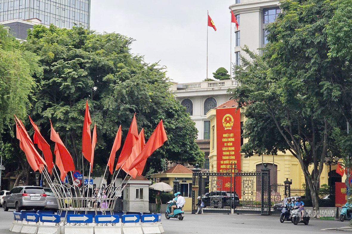 Hà Nội Rực Rỡ Cờ Hoa Chào Mừng Ngày Lễ Lịch Sử