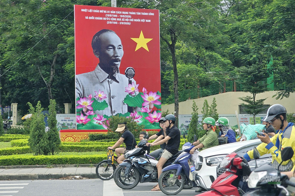 ha-noi-ruc-ro-co-hoa-chao-mung-cach-mang-thang-tam-va-quoc-khanh2-17871223438481911340401 Hà Nội rực rỡ cờ hoa chào mừng Cách mạng Tháng Tám và Quốc khánh 2/9- Ảnh 2.