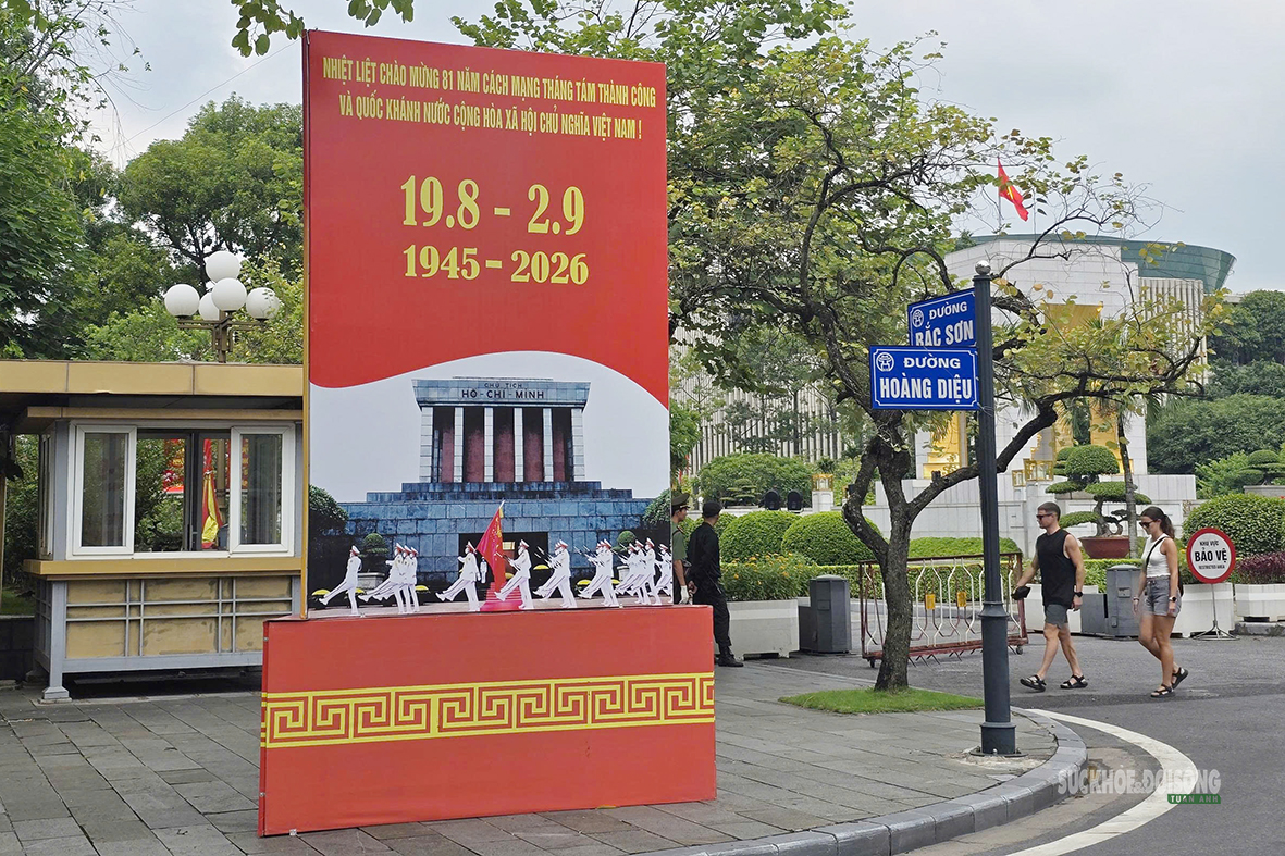 ha-noi-ruc-ro-co-hoa-chao-mung-cach-mang-thang-tam-va-quoc-khanh3-1787122397743963358569 Hà Nội rực rỡ cờ hoa chào mừng Cách mạng Tháng Tám và Quốc khánh 2/9- Ảnh 3.