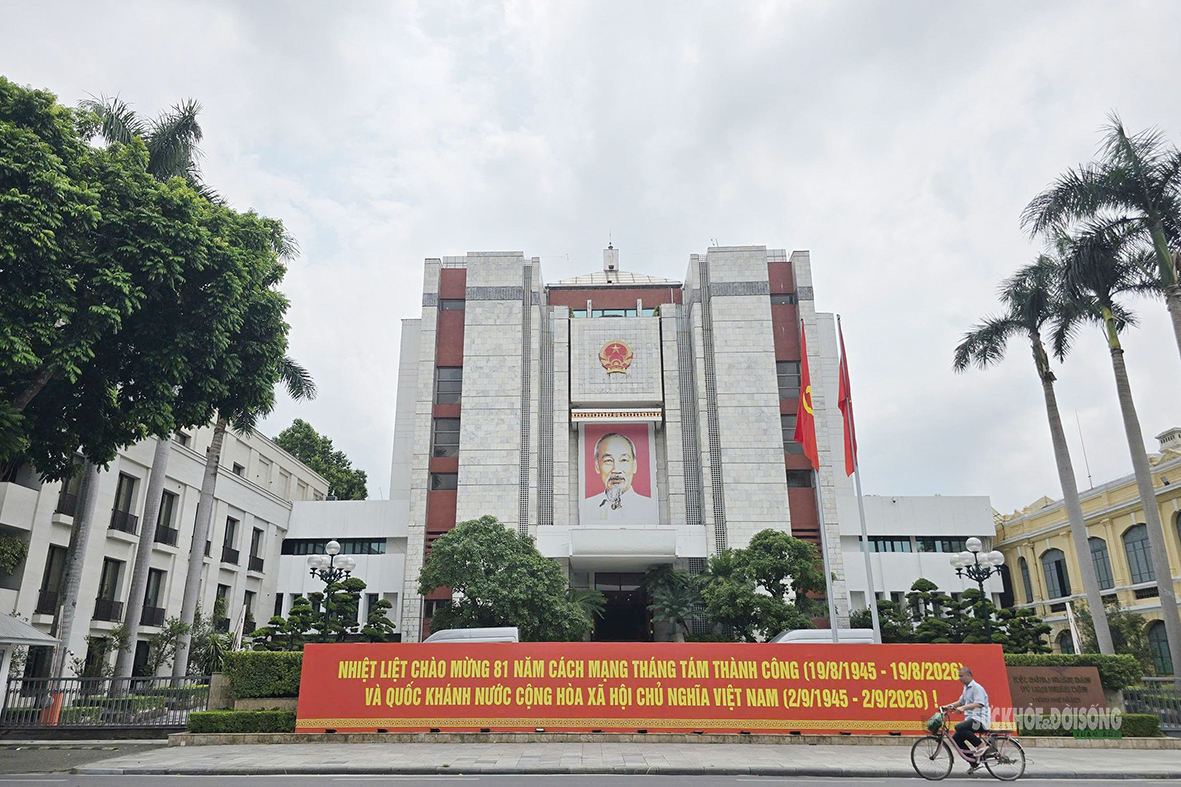 ha-noi-ruc-ro-co-hoa-chao-mung-cach-mang-thang-tam-va-quoc-khanh5-17871224329051285781168 Hà Nội rực rỡ cờ hoa chào mừng Cách mạng Tháng Tám và Quốc khánh 2/9- Ảnh 5.