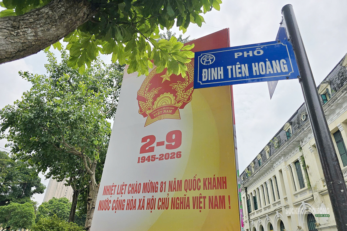 ha-noi-ruc-ro-co-hoa-chao-mung-cach-mang-thang-tam-va-quoc-khanh8-17871224791351262416425 Hà Nội rực rỡ cờ hoa chào mừng Cách mạng Tháng Tám và Quốc khánh 2/9- Ảnh 8.