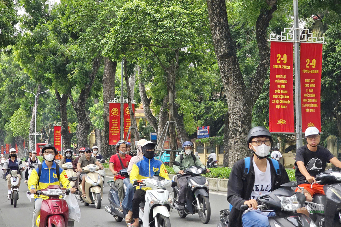 ha-noi-ruc-ro-co-hoa-chao-mung-cach-mang-thang-tam-va-quoc-khanh9-1787122492726574947206 Hà Nội rực rỡ cờ hoa chào mừng Cách mạng Tháng Tám và Quốc khánh 2/9- Ảnh 9.