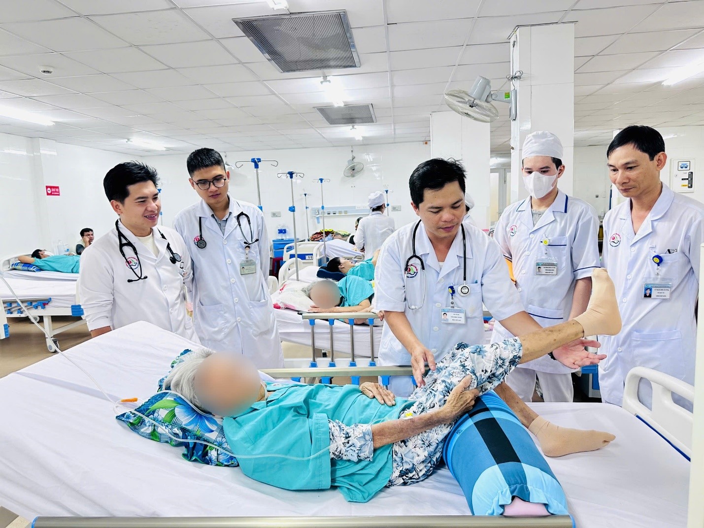 Hàng loạt trường hợp đột quỵ nặng ở Khánh Hòa được cứu sống kịp thời - Ảnh 1.