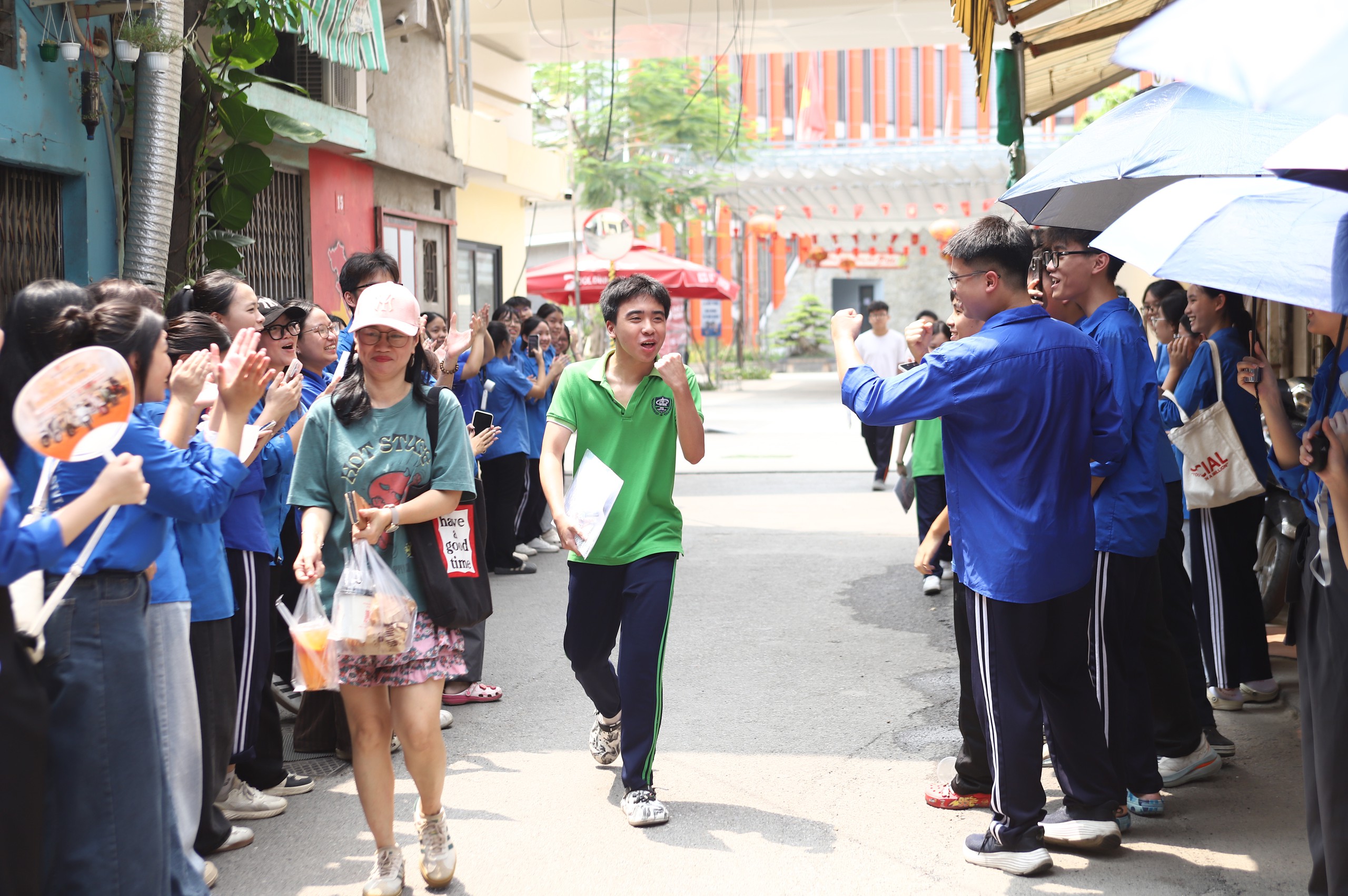 hoc-sinh-thi-cu-61-1786521370036553154865 Miền Bắc Sắp Đón Dông Mưa, Giải Nhiệt Nắng Nóng Khó Chịu - Ảnh 1.