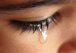 Nguyên Nhân Và Cách Khắc Phục Tình Trạng Chảy Nước Mắt Sống Kéo Dài