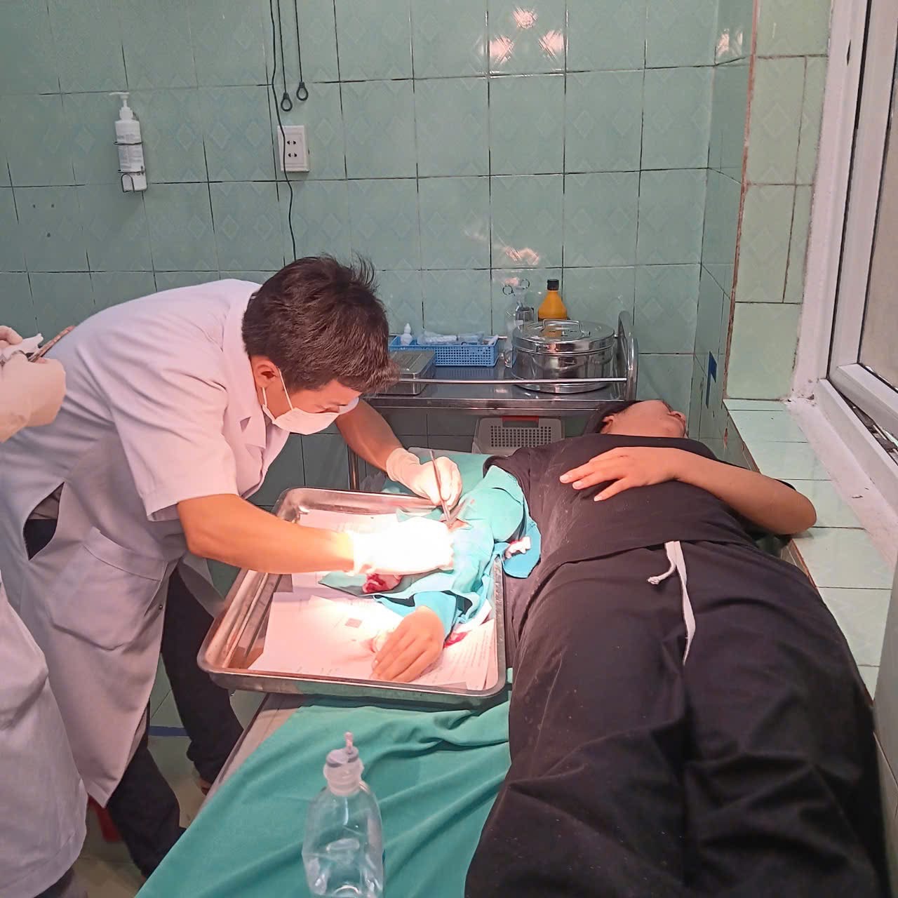 Kích hoạt báo động đỏ toàn viện hỗ trợ nhiều nạn nhân vụ tai nạn xe khách- Ảnh 4.