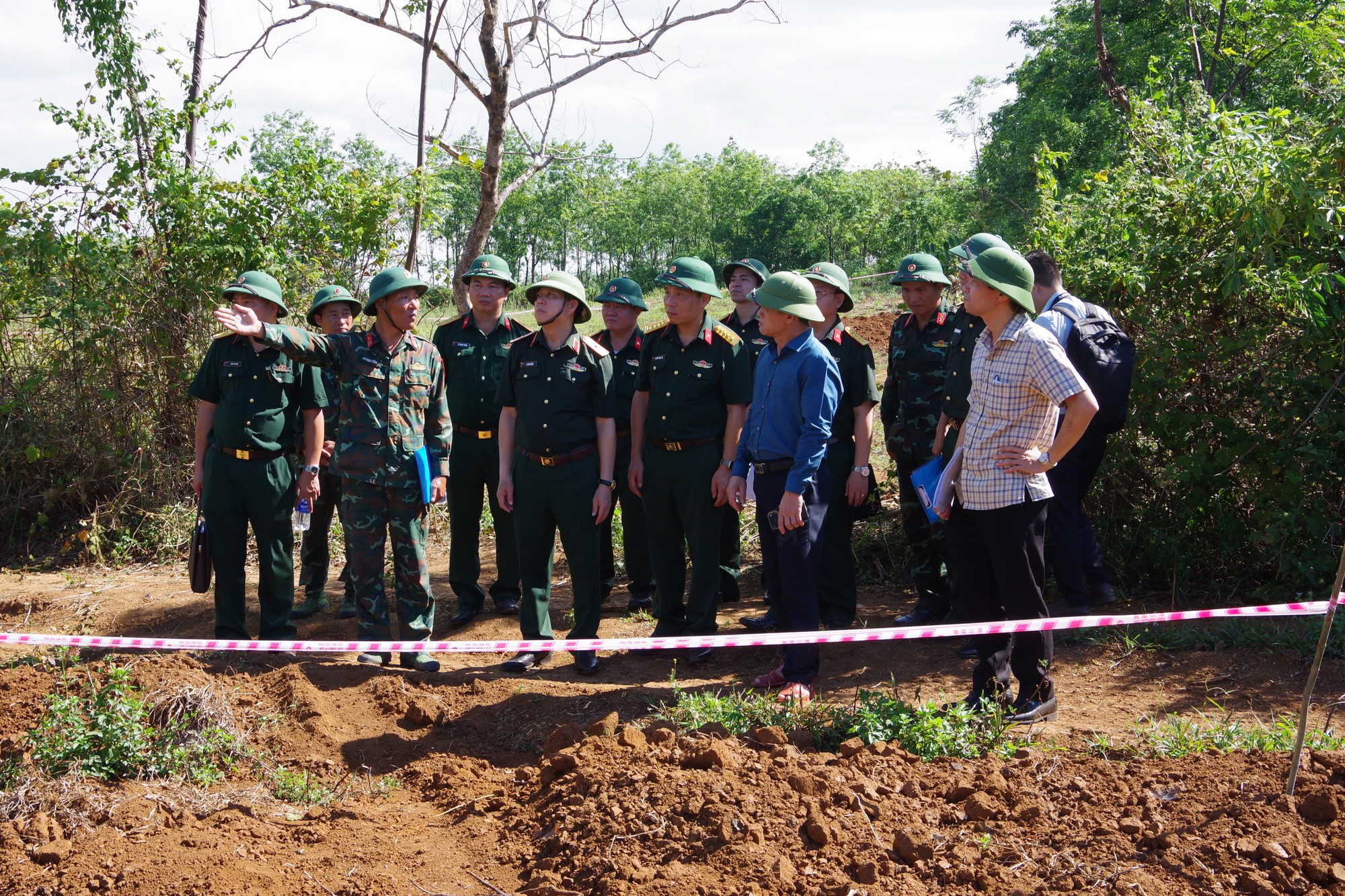 img1563-1786583181141947711724 Phát hiện vùng xáo trộn khi khảo sát nơi nghi có mộ tập thể liệt sĩ- Ảnh 2.