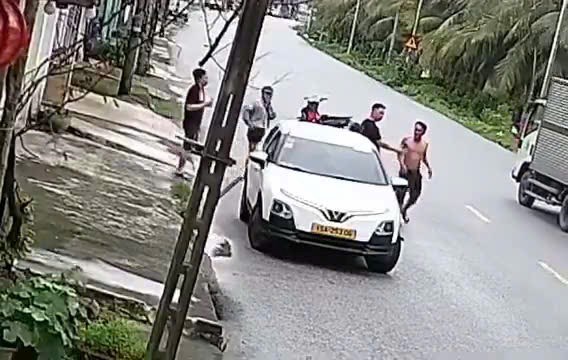 img20260822222140-cfba8d97dbb1422eb932fd75dd16d829-17874749289491291463251 Người đàn ông chặn đường, cầm mũ bảo hiểm đánh tài xế ô tô- Ảnh 2.