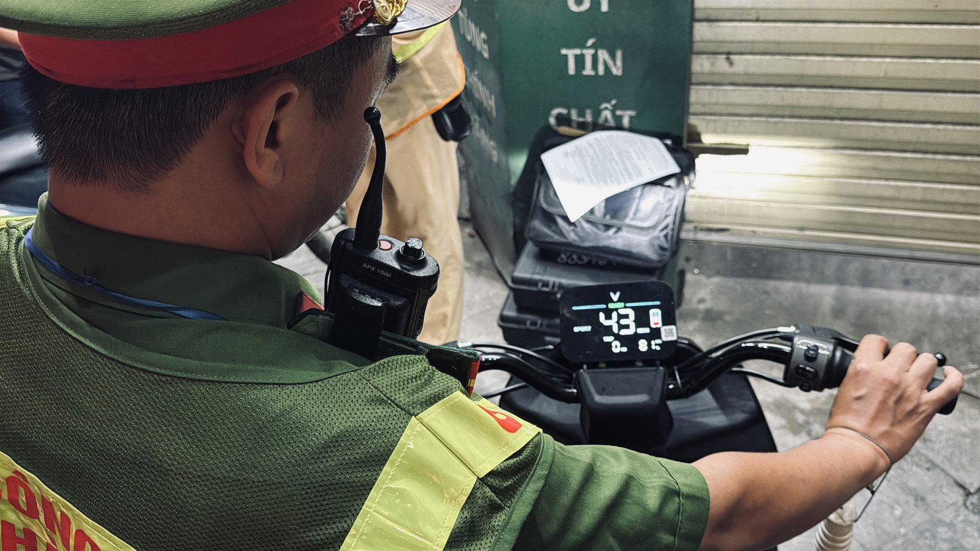 img2455-17861184213071020347671 Thực hiện kiểm tra nồng độ cồn