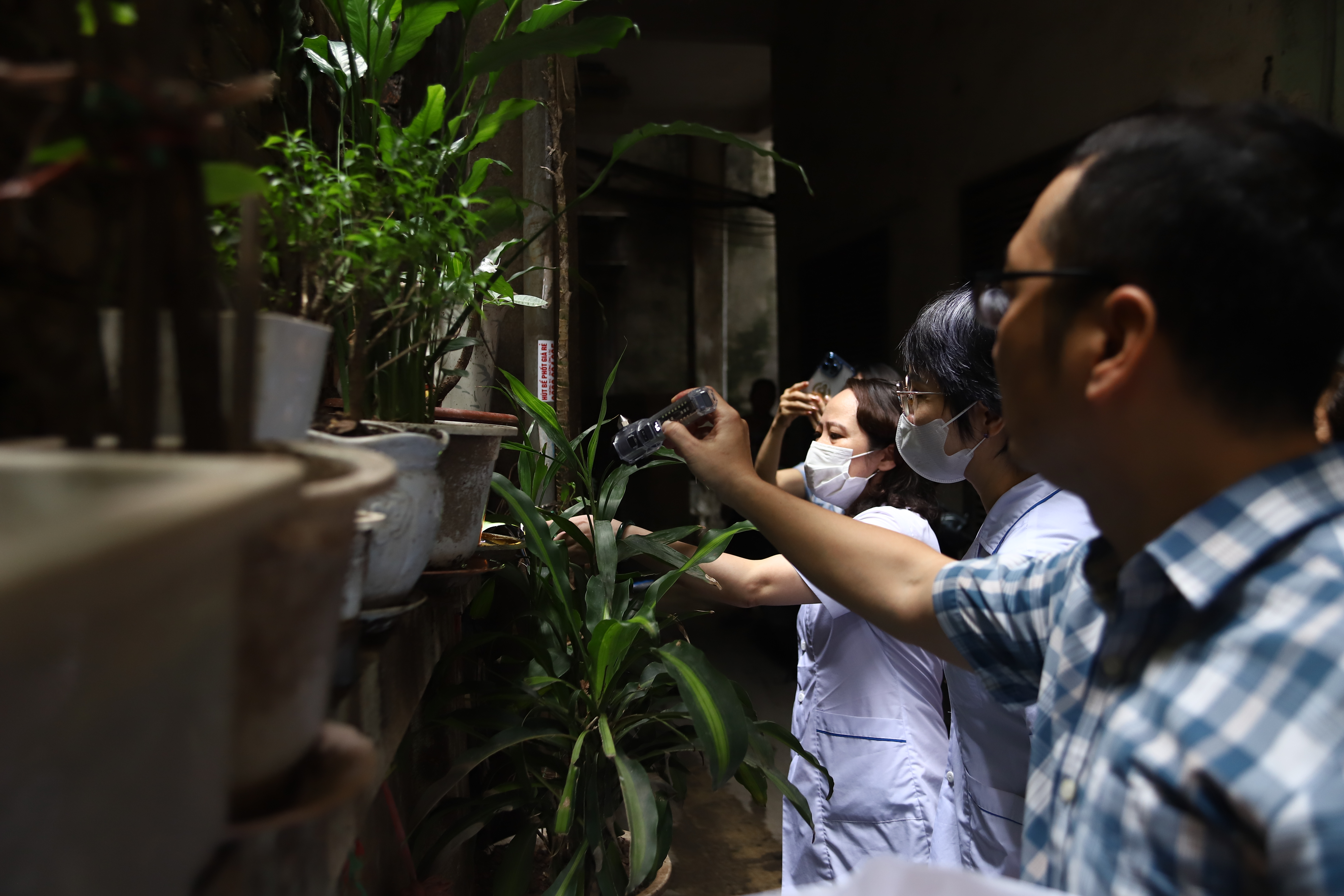 Phường Ba Đình tổ chức 3 đoàn giám sát vệ sinh môi trường khu vực gần ổ dịch sốt xuất huyết- Ảnh 3.