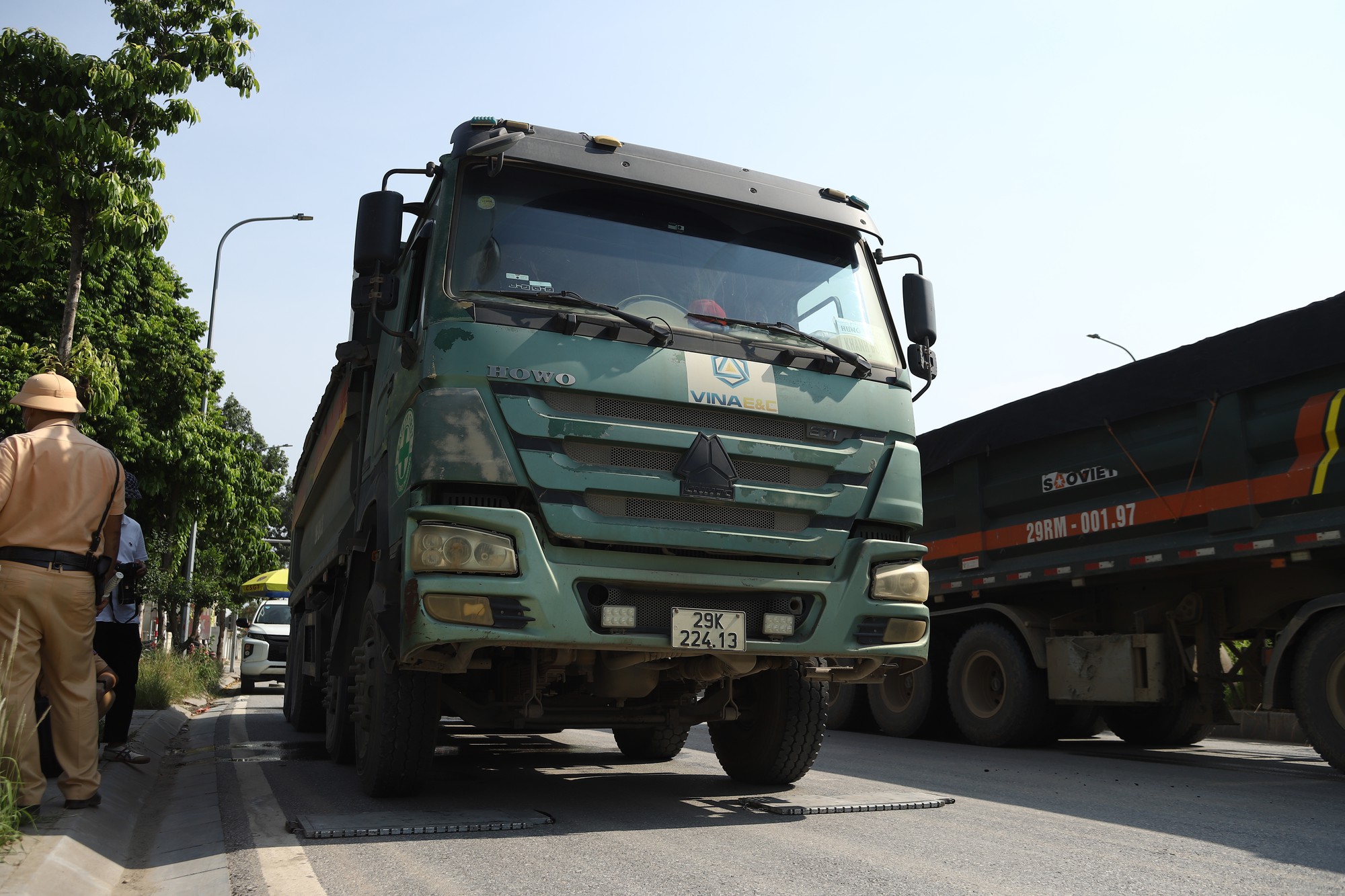 CSGT Hà Nội Tăng Cường Kiểm Tra Xe Tải Chở Vật Liệu Để Bảo Đảm An Toàn Giao Thông