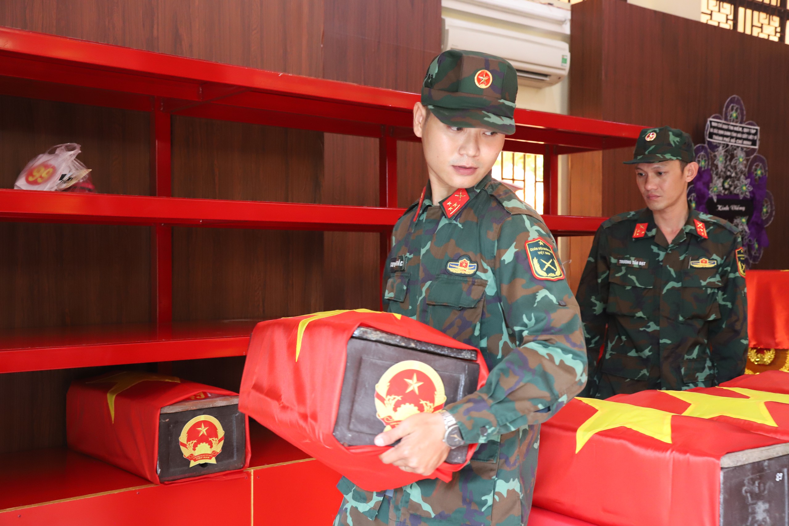 Chuyển hơn 7.000 mẫu hài cốt liệt sĩ từ TPHCM ra Hà Nội giám định ADN- Ảnh 2.