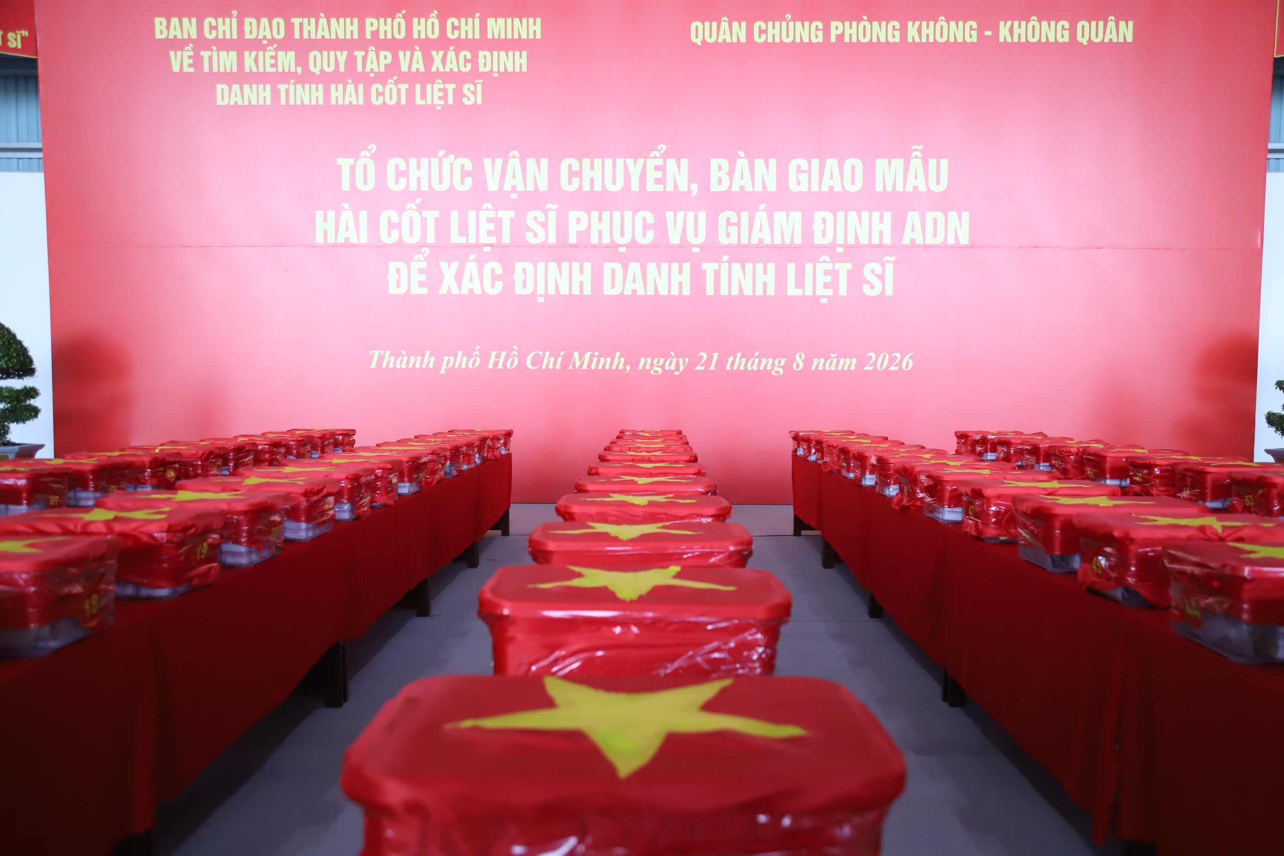 img8234-178728207256315488142 Chuyến bay đặc biệt, nhiệm vụ thiêng liêng đưa mẫu liệt sĩ đi giám định ADN - Ảnh 1.