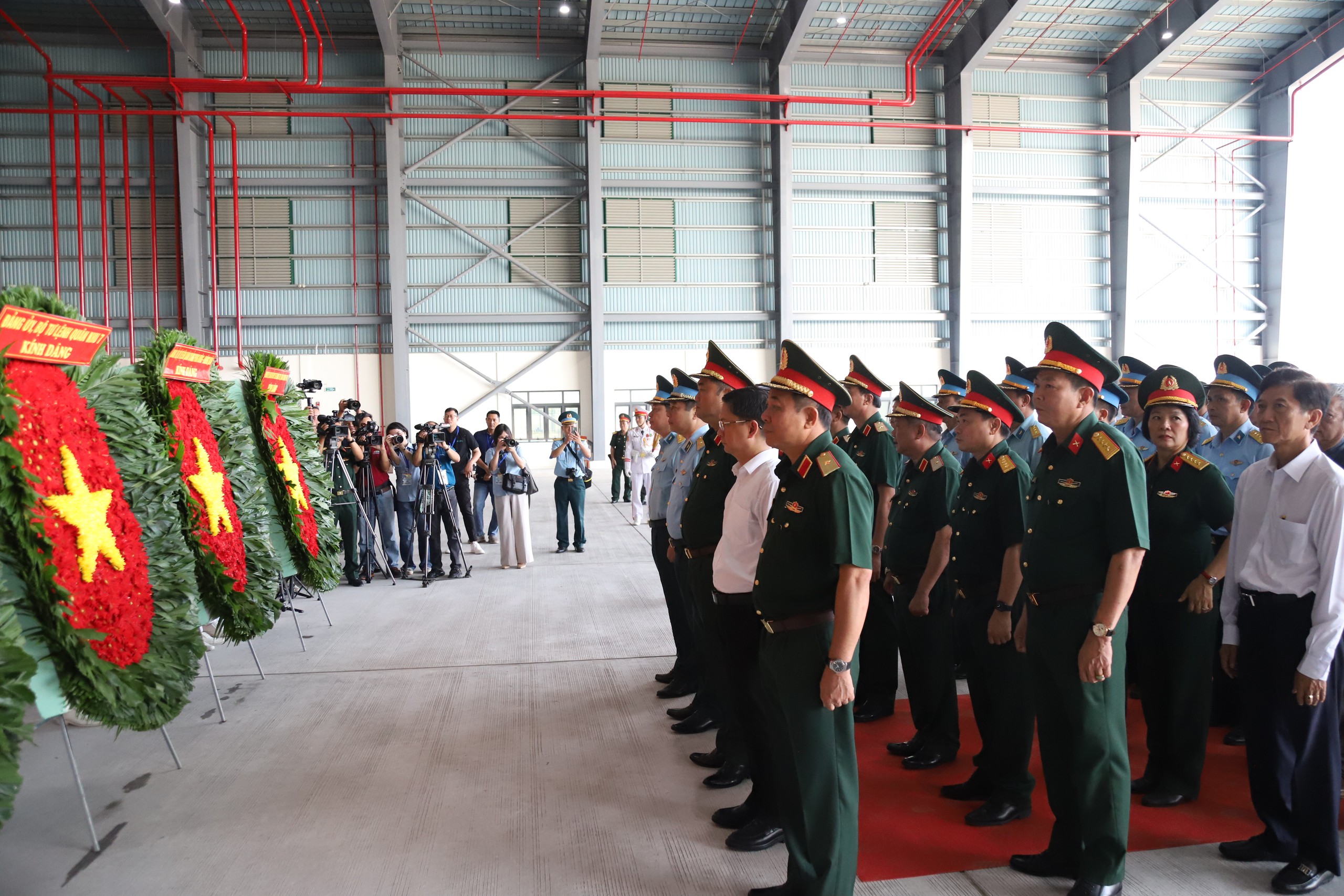 img8269-1787282072567681594087 Chuyến bay đặc biệt, nhiệm vụ thiêng liêng đưa mẫu liệt sĩ đi giám định ADN - Ảnh 2.