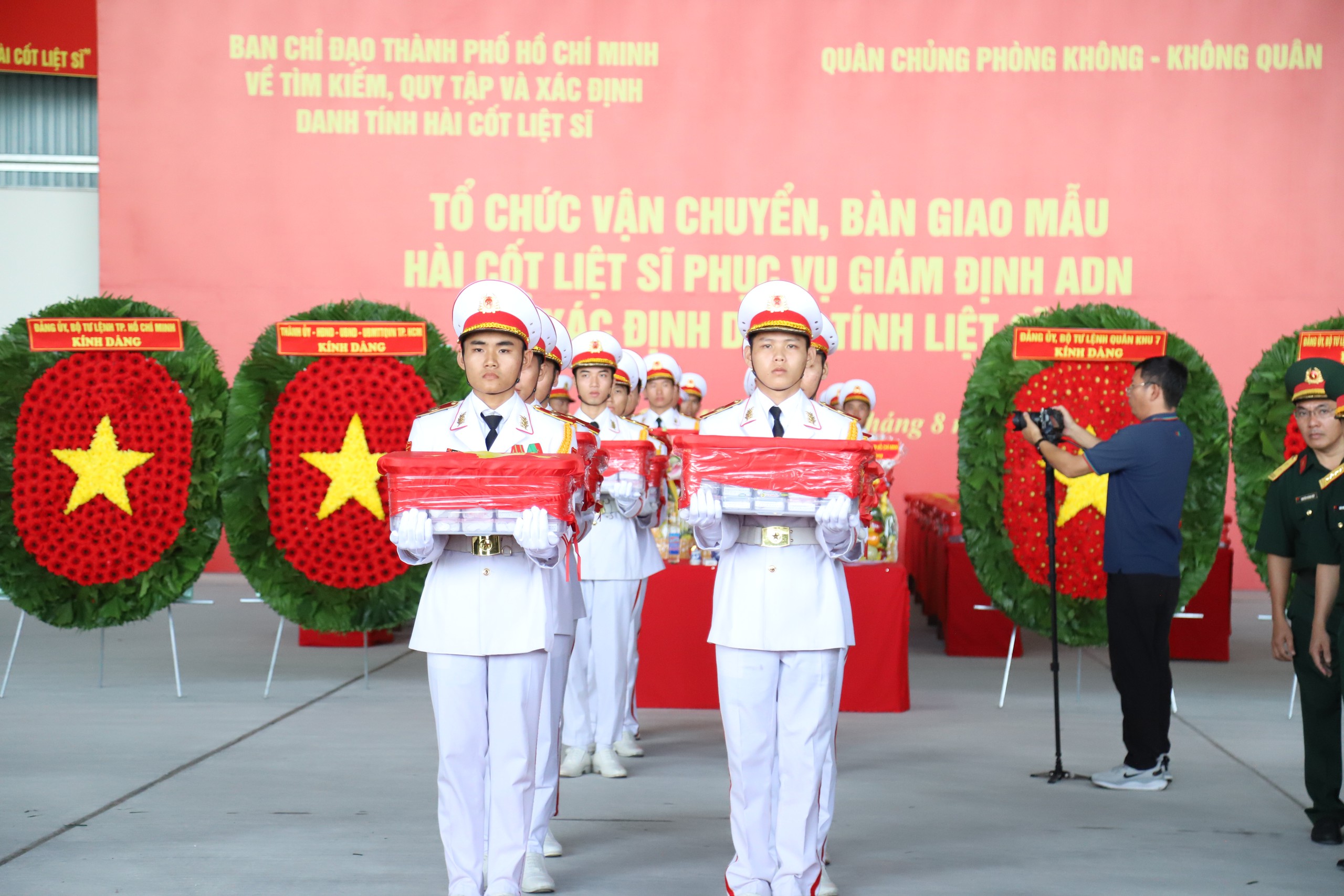 img8348-17872820725681104839520 Chuyến bay đặc biệt, nhiệm vụ thiêng liêng đưa mẫu liệt sĩ đi giám định ADN - Ảnh 4.