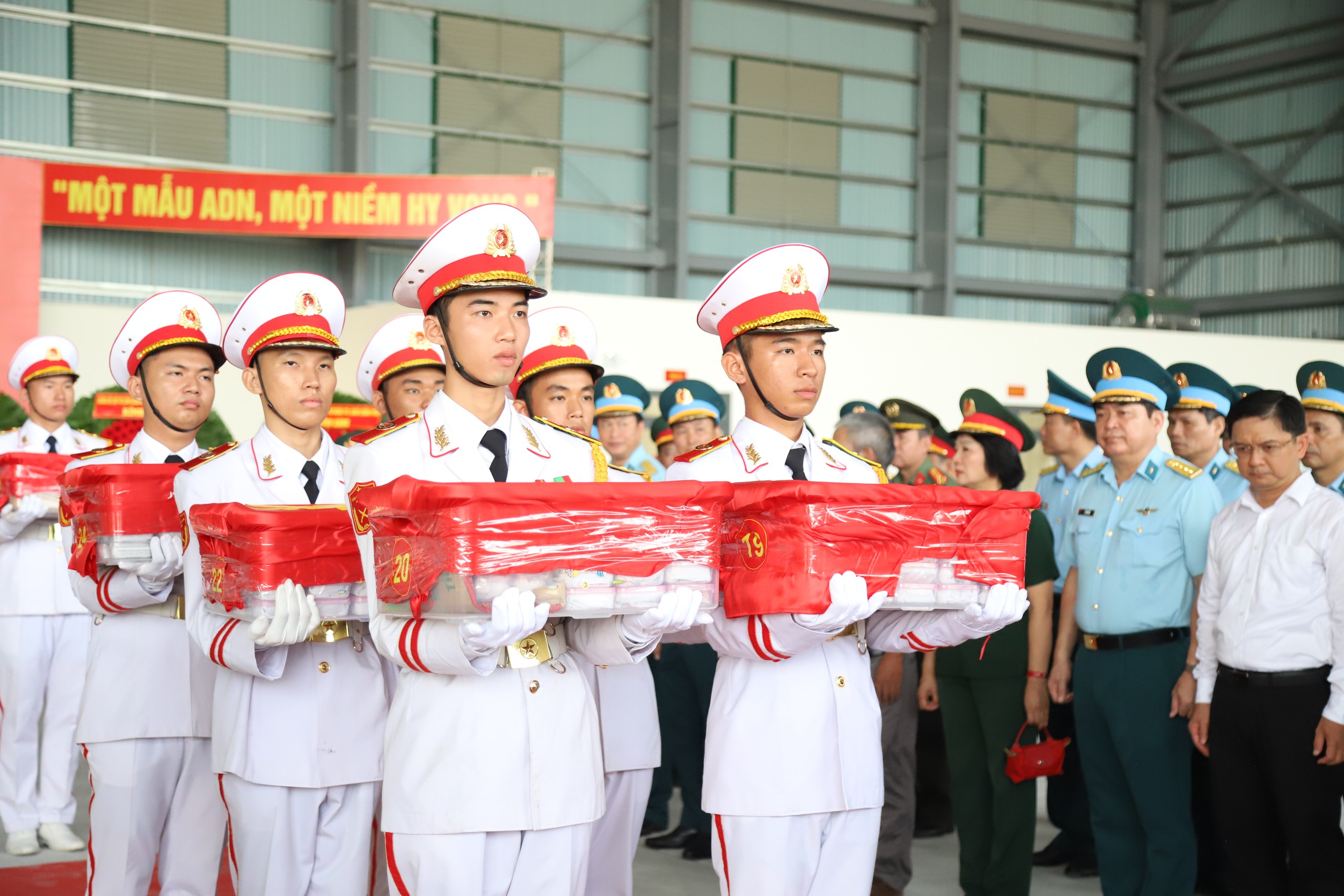 img8351-1787282072569907638228 Chuyến bay đặc biệt, nhiệm vụ thiêng liêng đưa mẫu liệt sĩ đi giám định ADN - Ảnh 5.