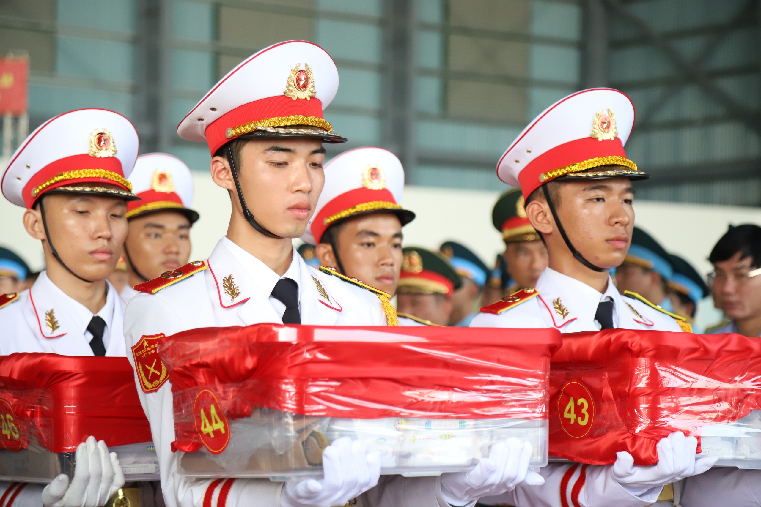 img8389-1787282072570341513673 Chuyến bay đặc biệt, nhiệm vụ thiêng liêng đưa mẫu liệt sĩ đi giám định ADN - Ảnh 6.