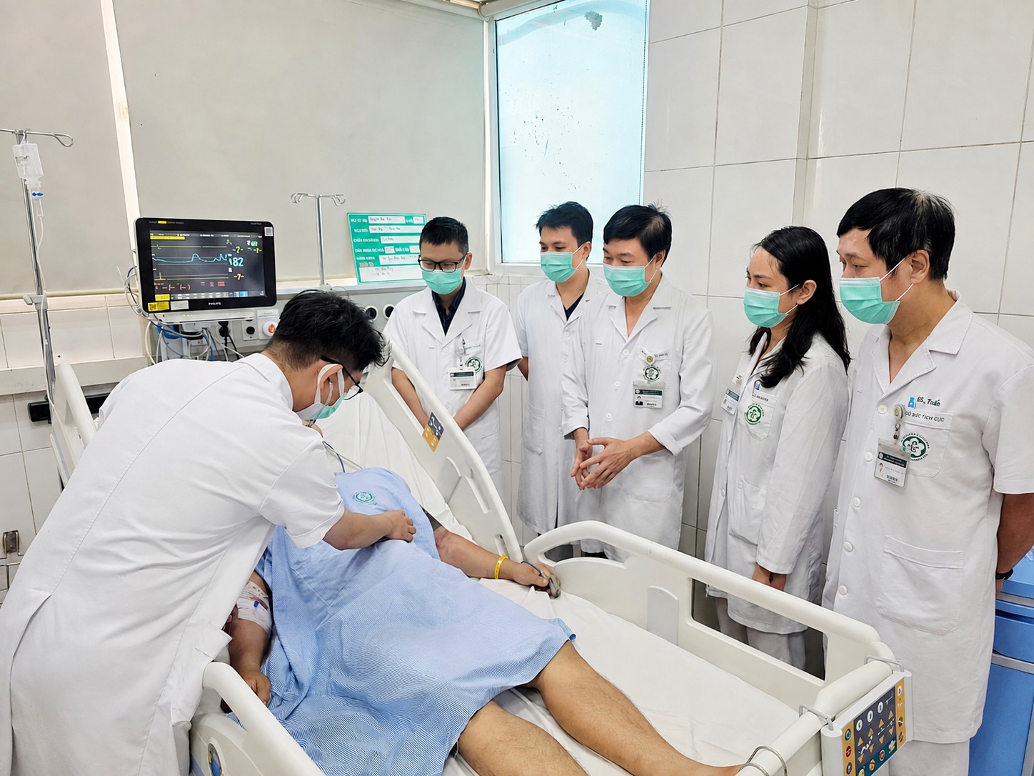 Cứu người bệnh sốt rét ác tính tại Bệnh viện Bạch Mai.