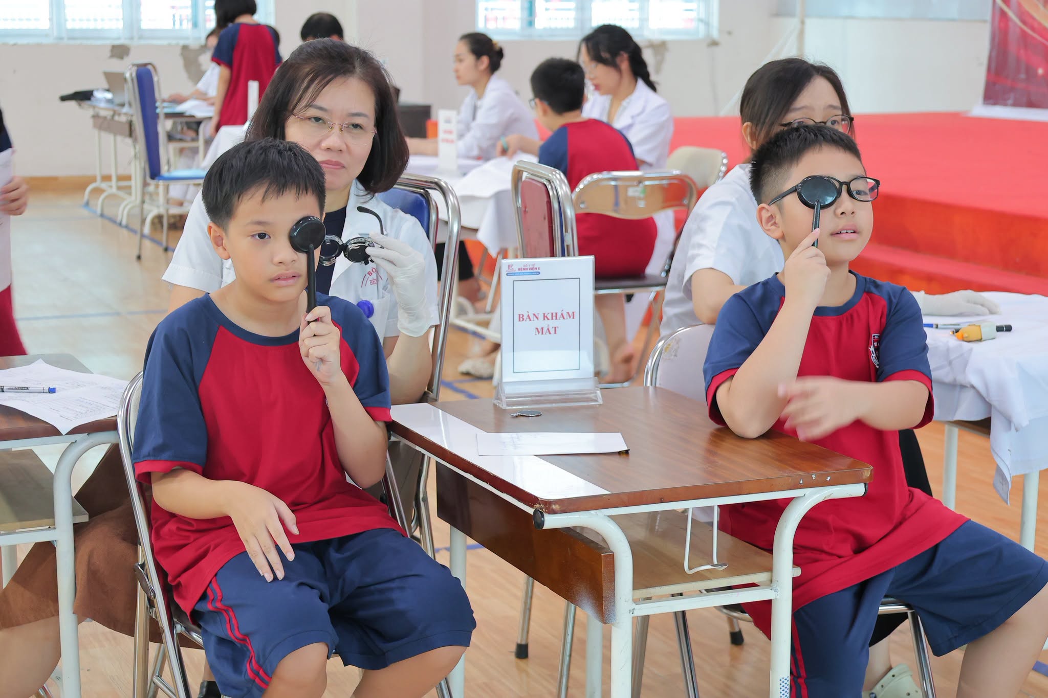 kham-sk-17872938464071526993981 Khám sức khỏe cho khoảng 6000 học sinh ở phường Nghĩa Đô- Ảnh 1.
