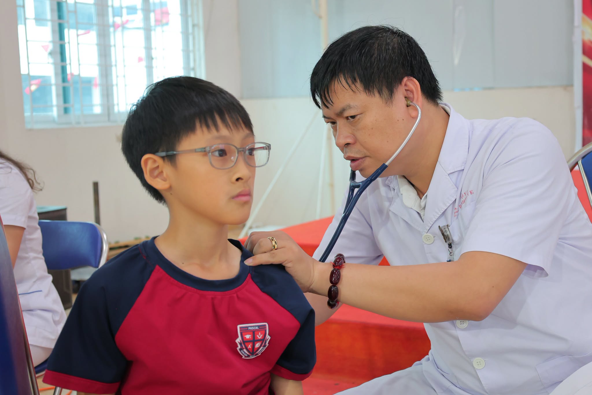 kham-sk-hs-17872938463691622870674 Khám sức khỏe cho khoảng 6000 học sinh ở phường Nghĩa Đô- Ảnh 2.