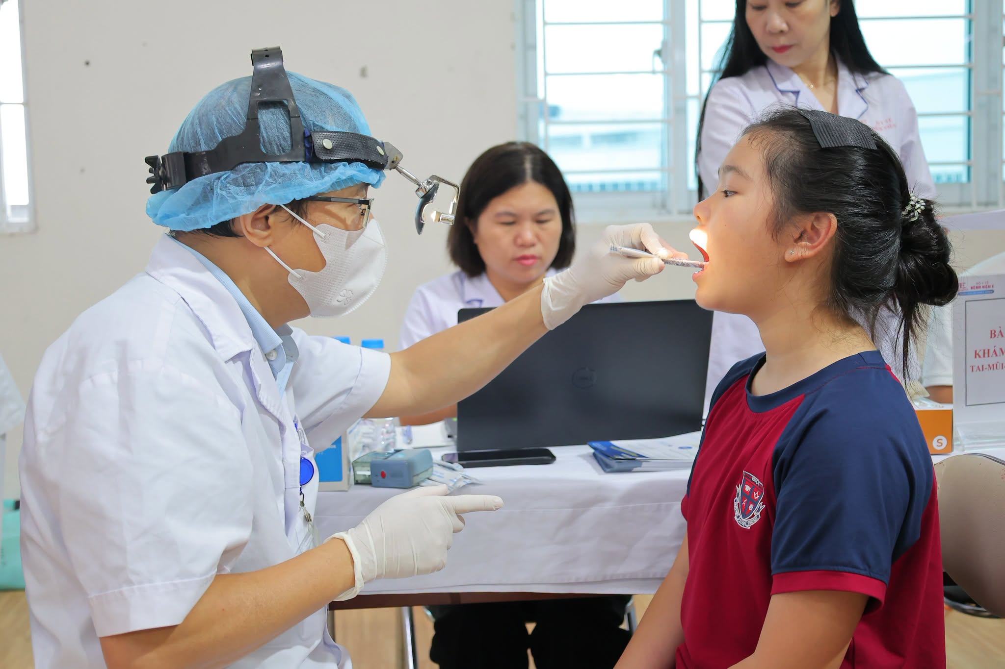 kham-sk1-1787293846424304850364 Khám sức khỏe cho khoảng 6000 học sinh ở phường Nghĩa Đô- Ảnh 3.