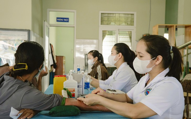 Trạm y tế sử dụng bệnh án điện tử, người dân được lợi- Ảnh 2.