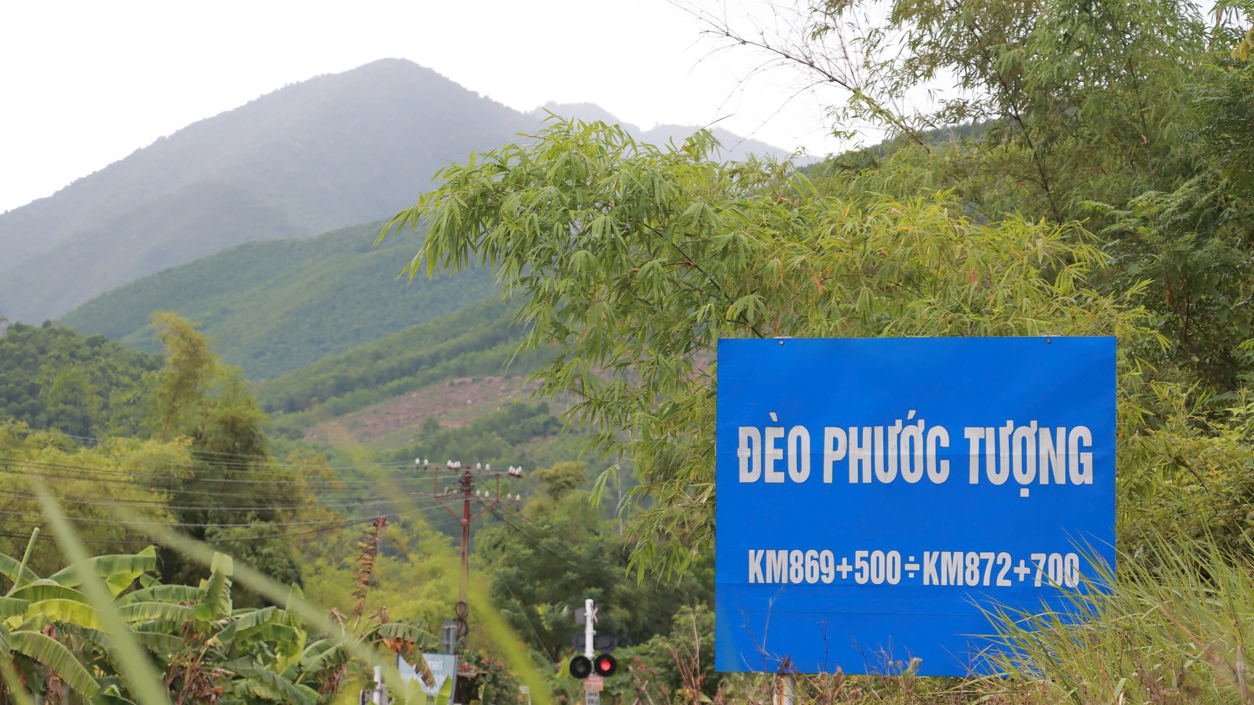 Khảo sát khu vực nghi chôn cất khoảng 140 liệt sĩ tại đèo Phước Tượng- Ảnh 1.